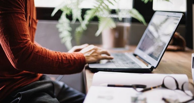 How Media Readers Compare Online Entertainment Sources Before They Click